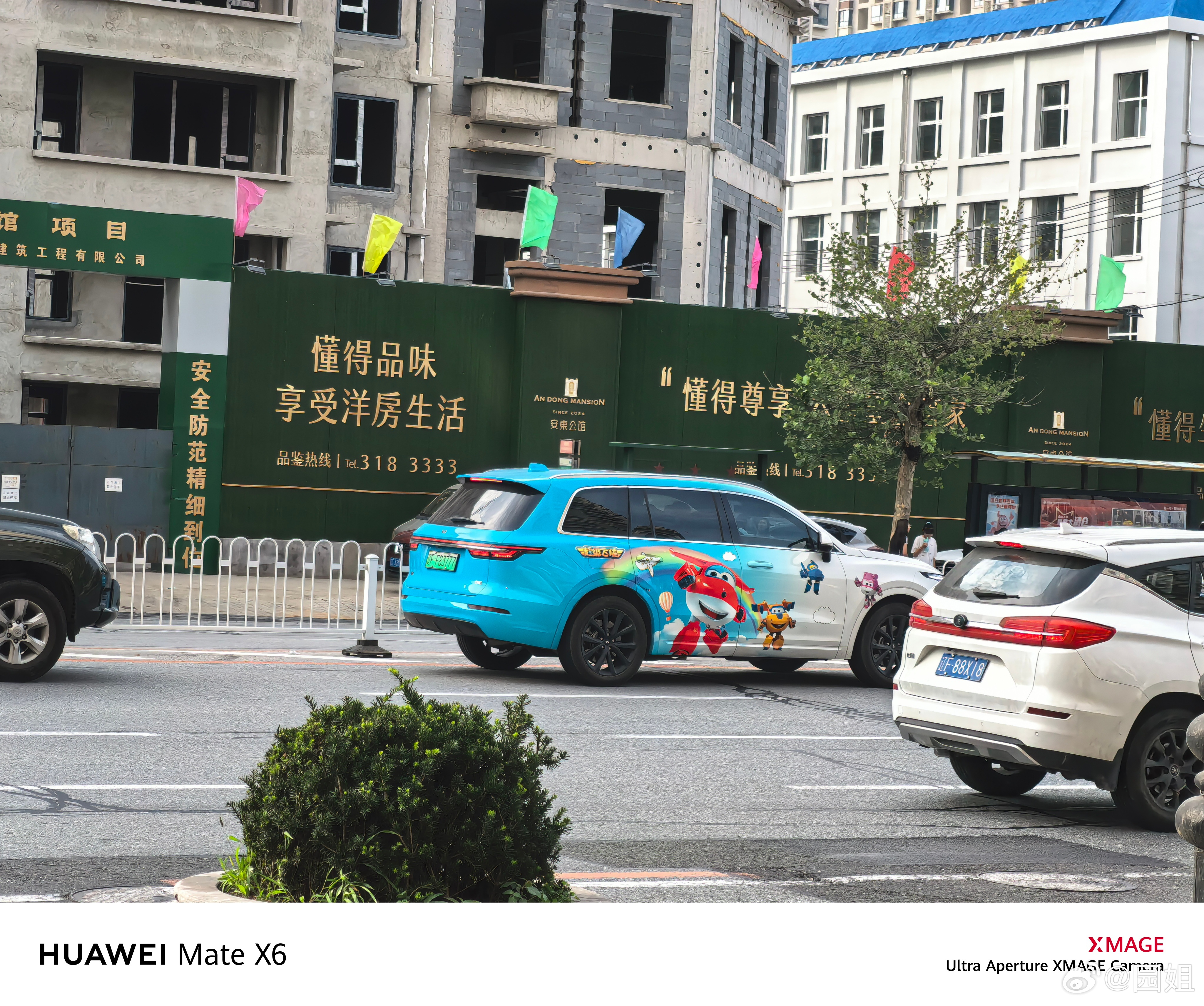 出去溜达看到一台涂装的理想，还挺好看的[污] ​​​