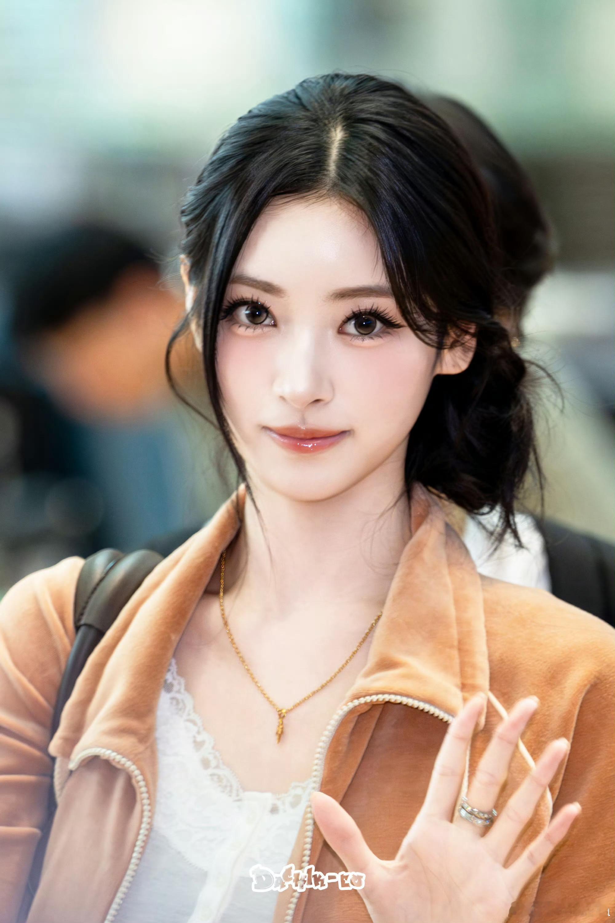 安娜这组好明艳她鼻孔有点轻微的牛鼻孔成角的形状海鸥线略宽也不影响鼻子的秀气感如果