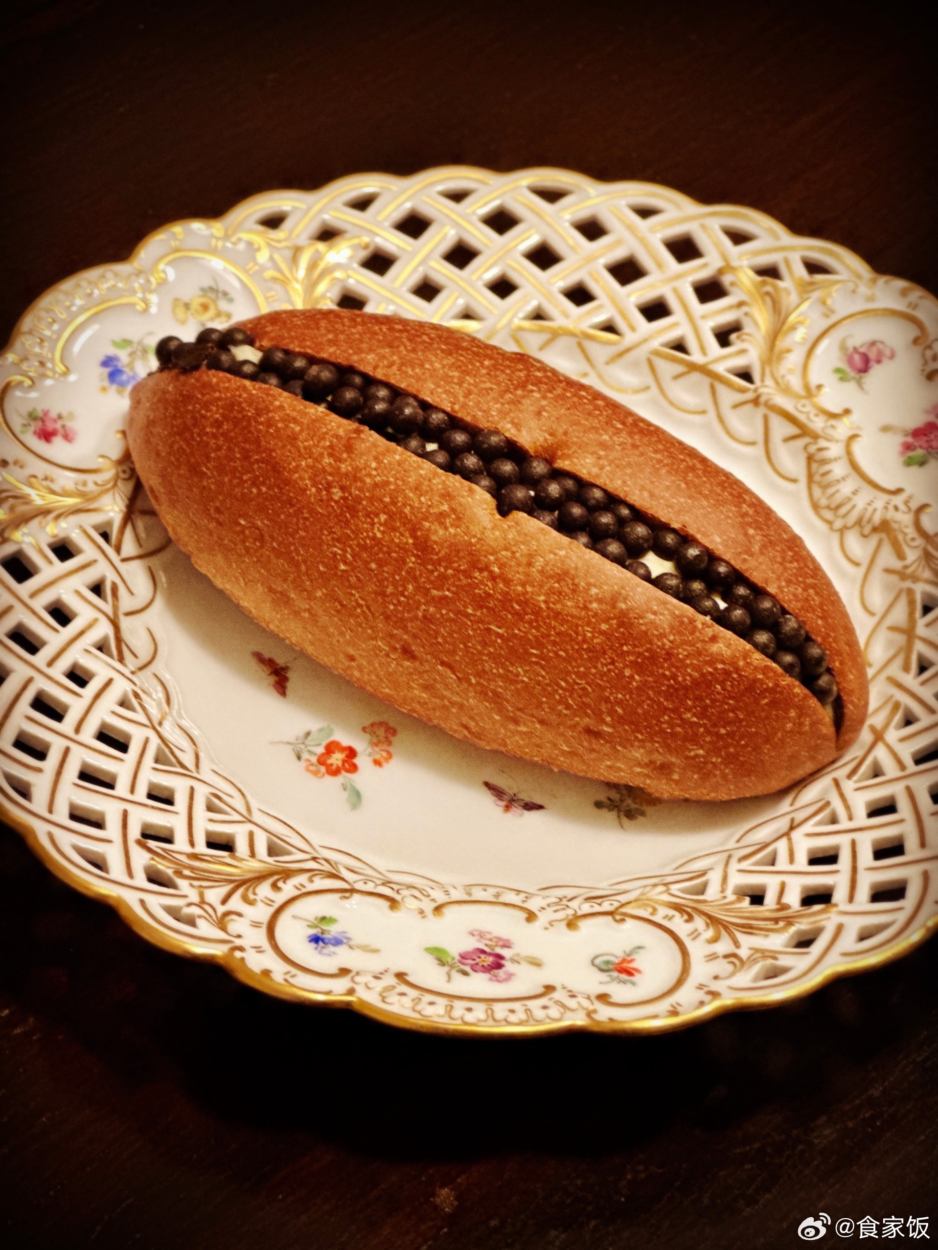 小分队临时约球。球后吃烧鸟。回家乐芬的面包到了，巧克力爆爆珠加一只🍎。热带罗勒