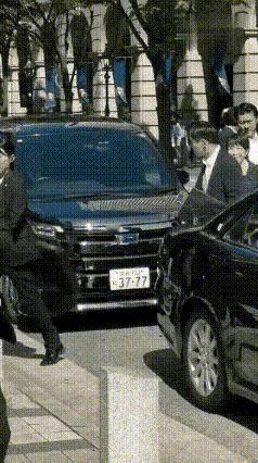 果不其然
高市早苗的野心早就藏不住了




高市早苗刚从黑色公务车里钻出来，眼