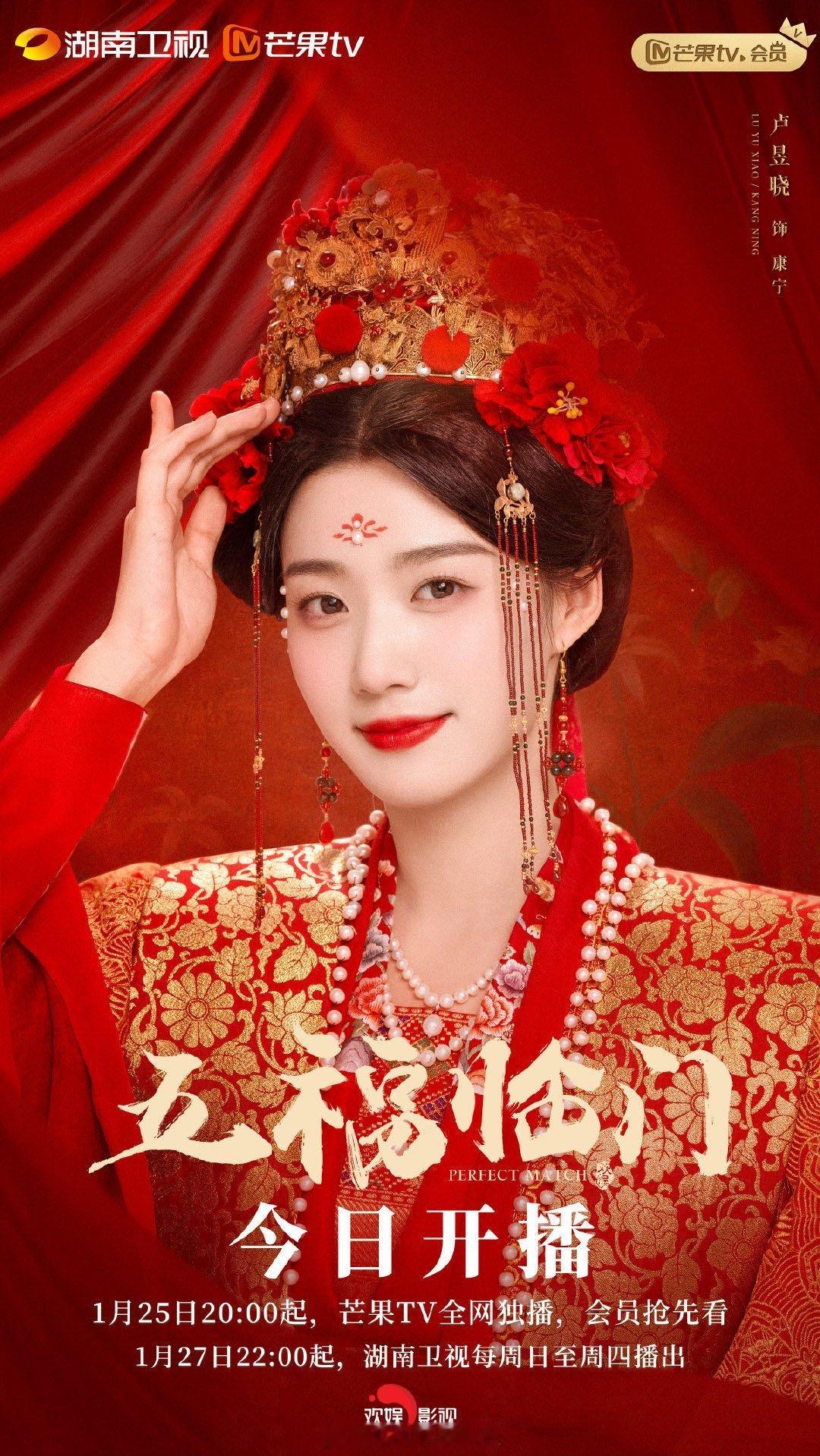 卢昱晓古画美人照进现实  好漂亮的噜噜晓啊！光影下轻倚花旁，素手弹琵琶，淡颜古韵