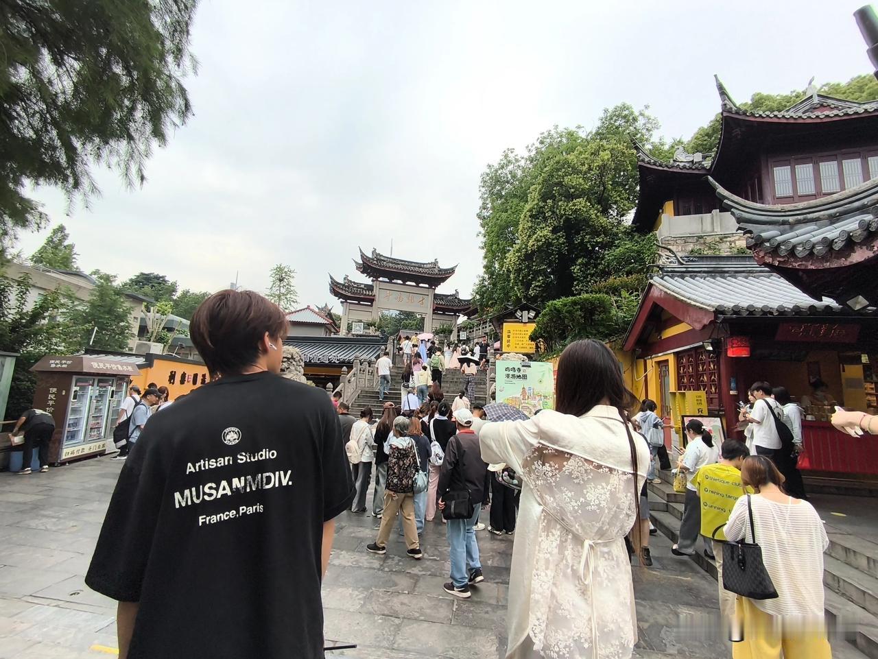作为南京人我五六年没来鸡鸣寺了，这里变化不小售票处也换地方了。