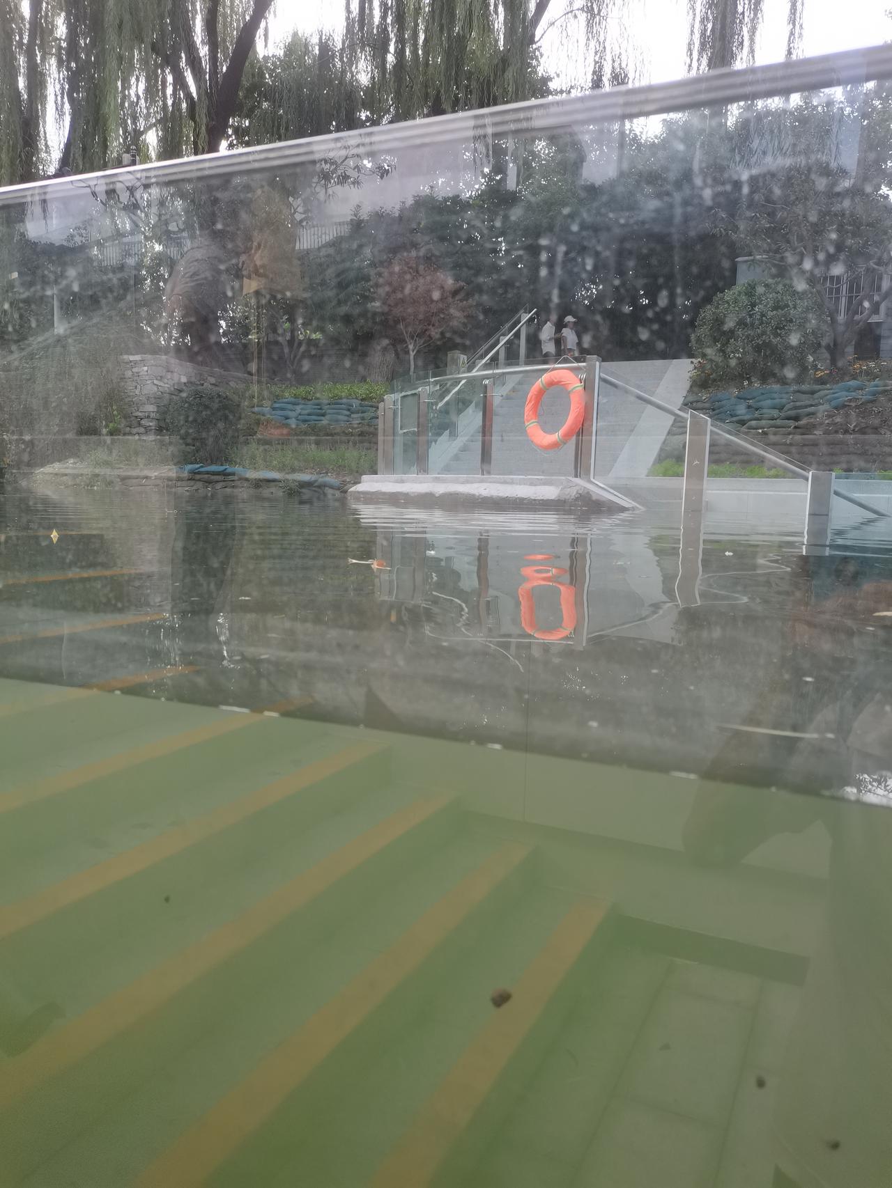 婚前到底该不该同居婚前是不能同居的，为了自己为了别人，我们一定要等到领结婚证，两