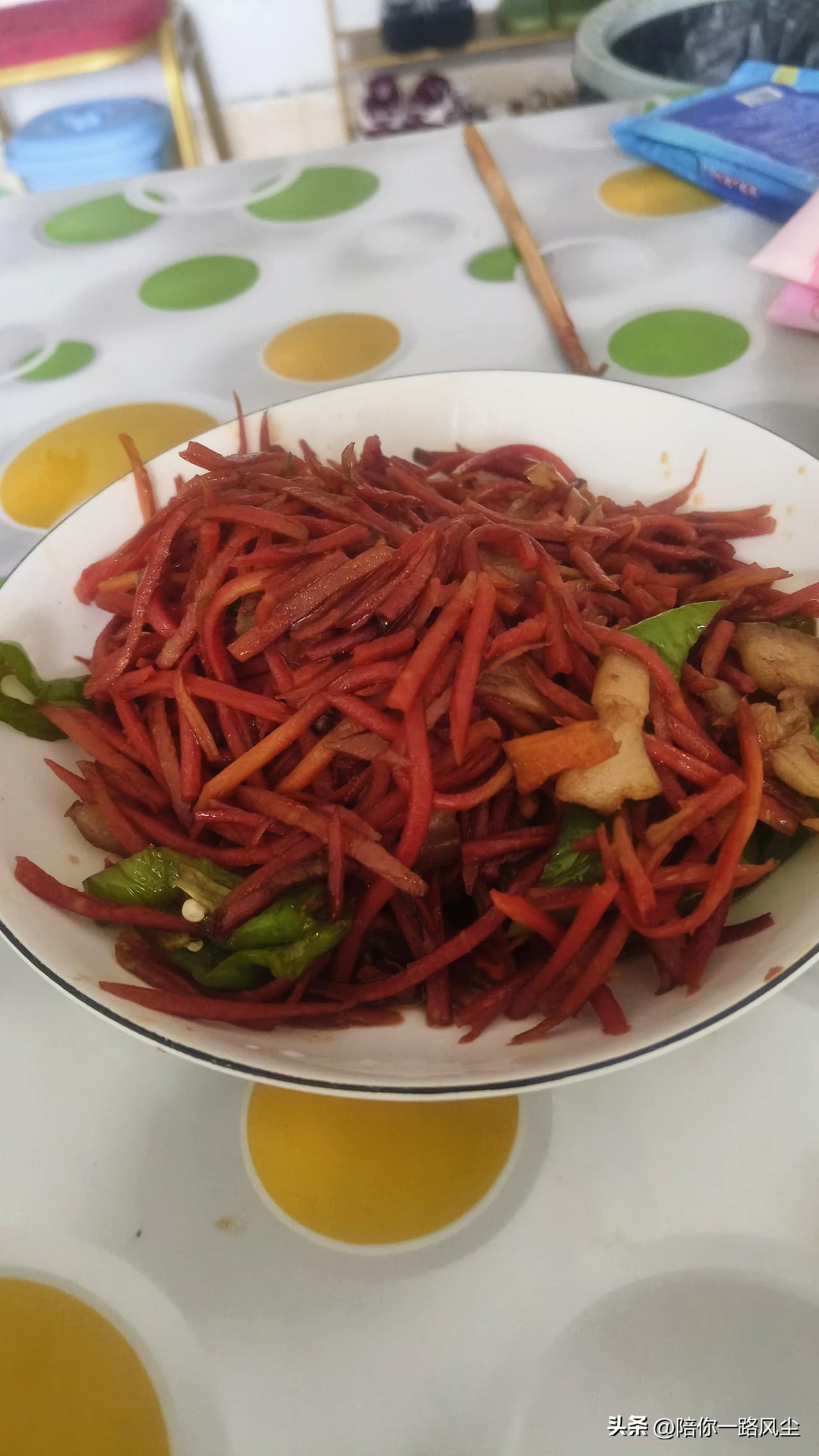 不喜欢吃胡萝卜的看过来，这么做营养又美味！究竟胡萝卜怎么做才好吃？我觉得加点青椒