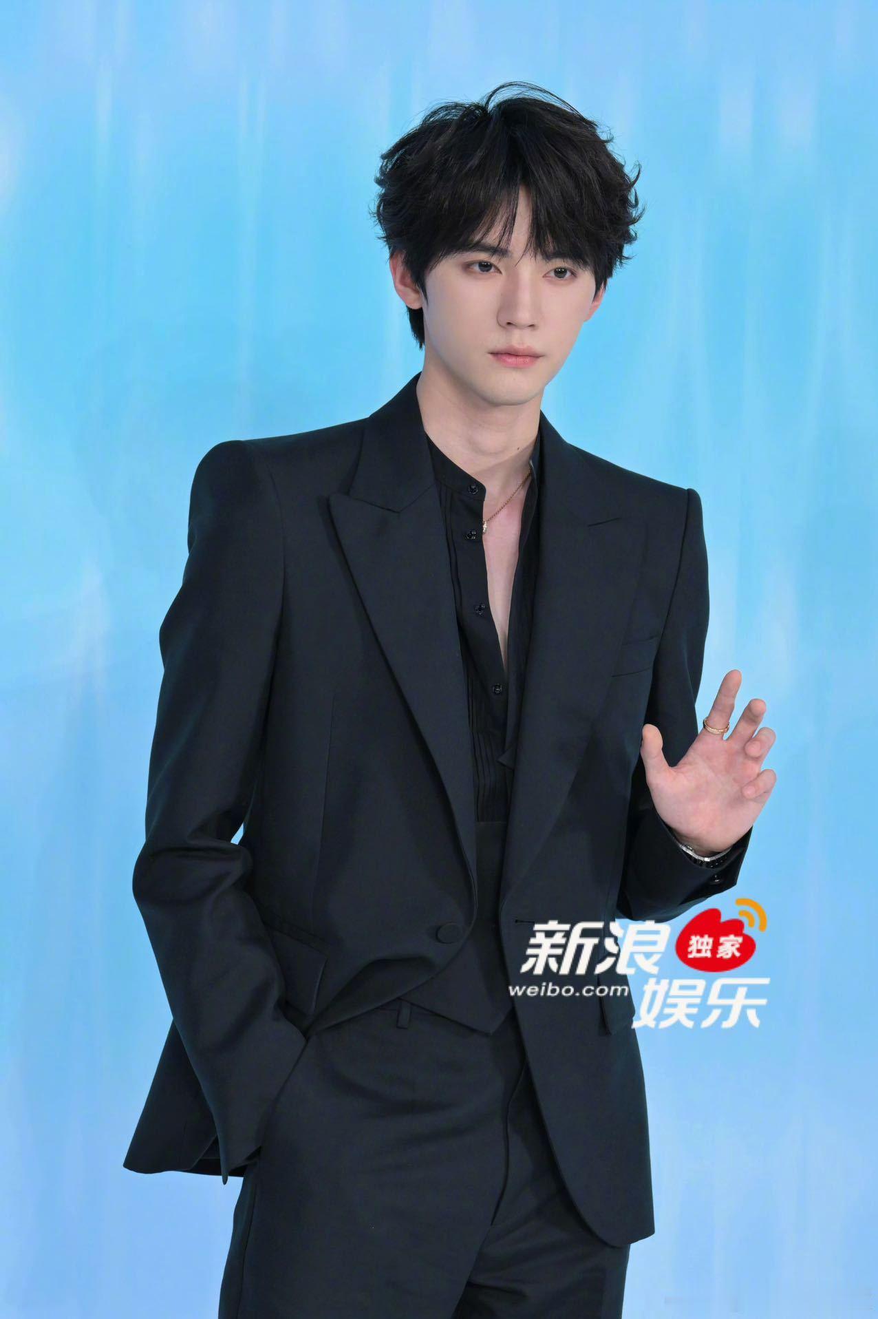 周翊然深V能不能再深一点周翊然深v敢不敢再深一点点真正的性感和深V刻度无关！用黑