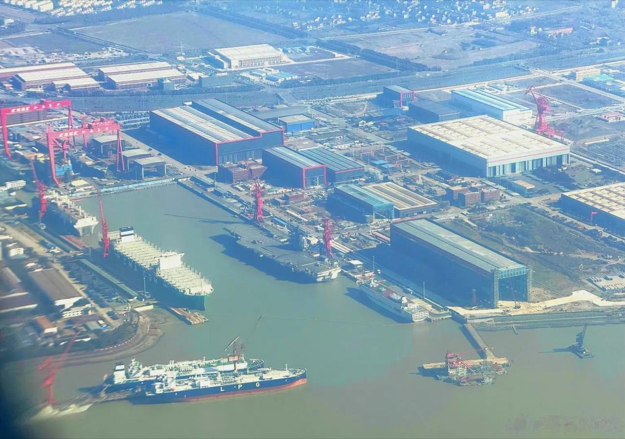 歼-35模型摆上福建舰了，3号弹射器正在进行测试。

据网络消息，前几天福建舰二