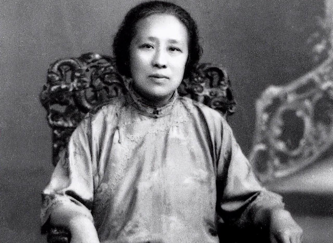 这个女人，蒋介石不敢动她，汪精卫见了绕道走。她一巴掌扇过汪精卫老婆，一句话骂得蒋