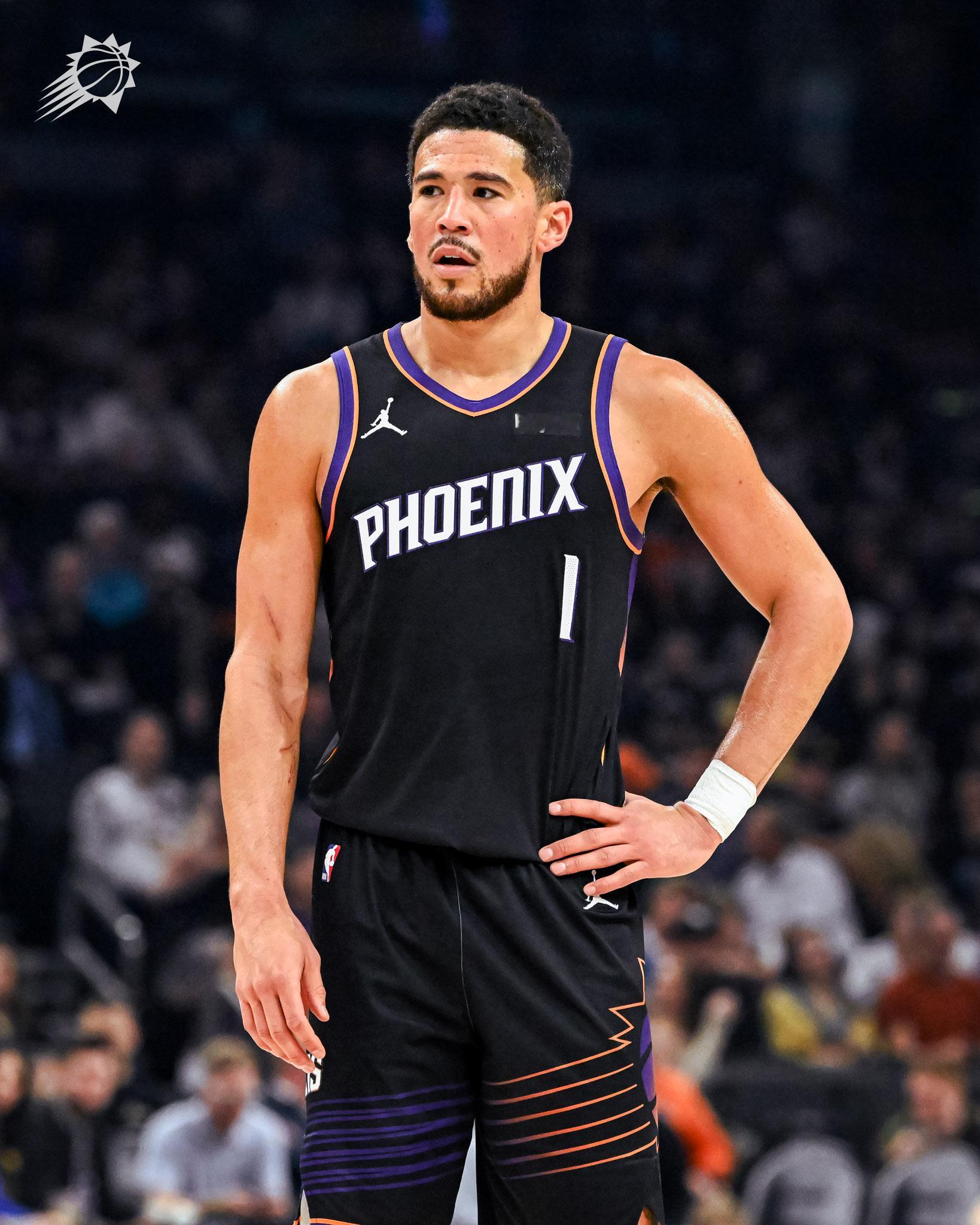 球队目前的伤病名单依然冗长，也对阵容轮换构成了极大挑战：布克：因右髋部拉伤将连续