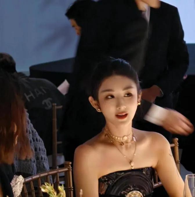 薇娅低调复出！香奈儿秀场惊艳亮相，三年沉寂竟变得认不出了。