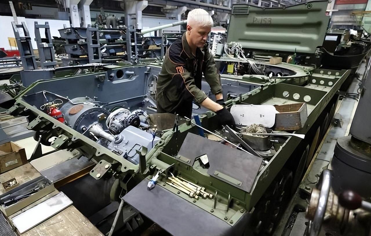 在这个高喊“人工智能改变战争”的年代，俄罗斯居然靠半个世纪前的“老掉牙”技术，在