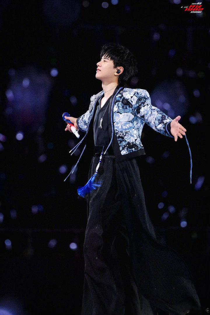 张杰唱了三十秒我学了三年 试了一下跟唱《轻舟》那三十秒，现在嗓子已经哑了。张杰你