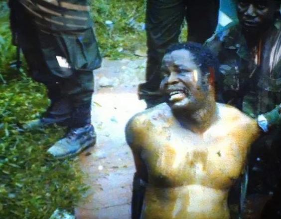 1990年，利比里亚总统多伊浑身赤裸地瘫坐在地上，他的十指被砍掉，耳朵和下体也被