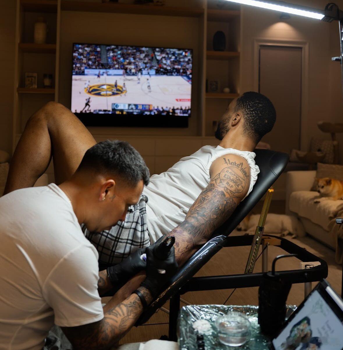 鲍威尔新增纹身，左手是是抬头望天的小狮子，右手是一头“裂开的狮子”🦁nba热火