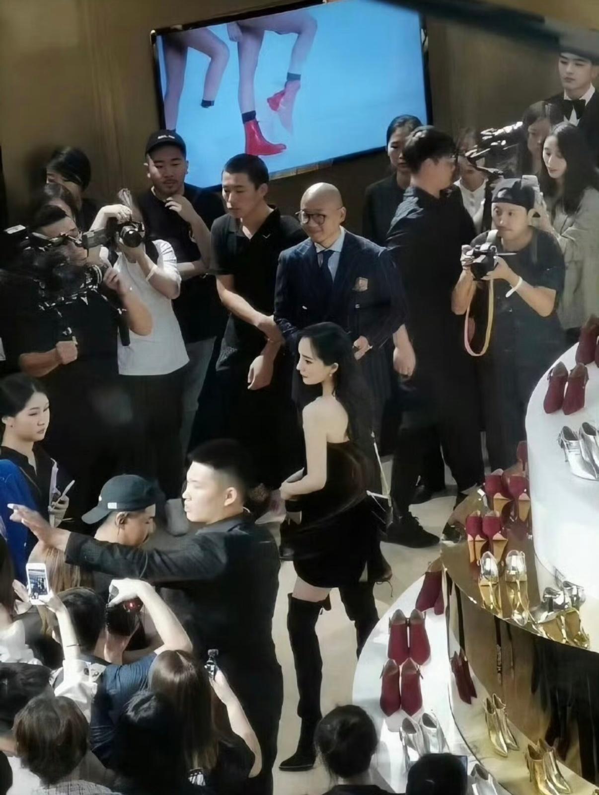 翻了翻SW的历史动态在幂当年全球代言人到期后，SW国内没有再发过代言人title