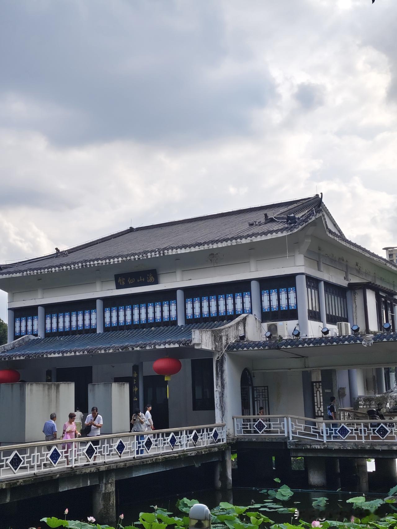 荔湾湖公园午后闷热，荷花正盛，好多人专程来拍荷
 
2026的夏天，昨天下午去了