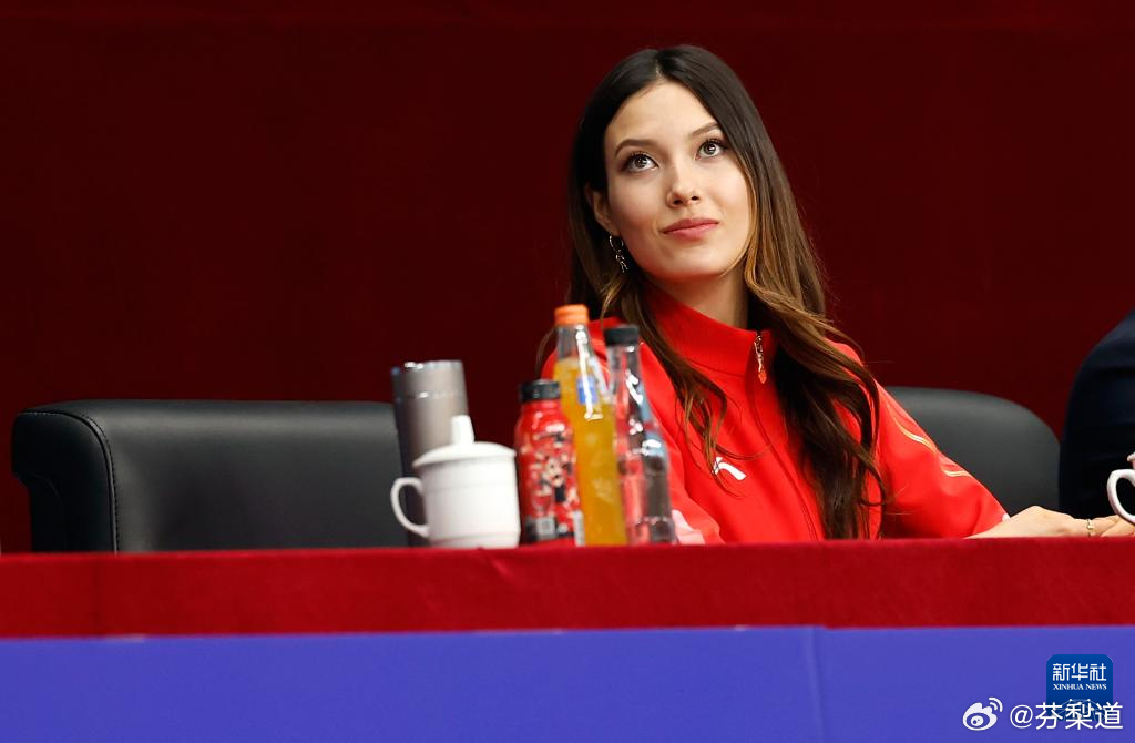 谷爱凌观战中国女排排超联赛新华社关于谷爱凌观战北京女排与河南女排一战的现场图，谷