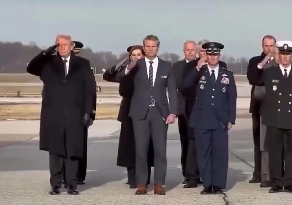 美国佬真的很奇怪！思维方式与众不同，美国兵死了，特朗普也知道“心疼”，还亲自到机