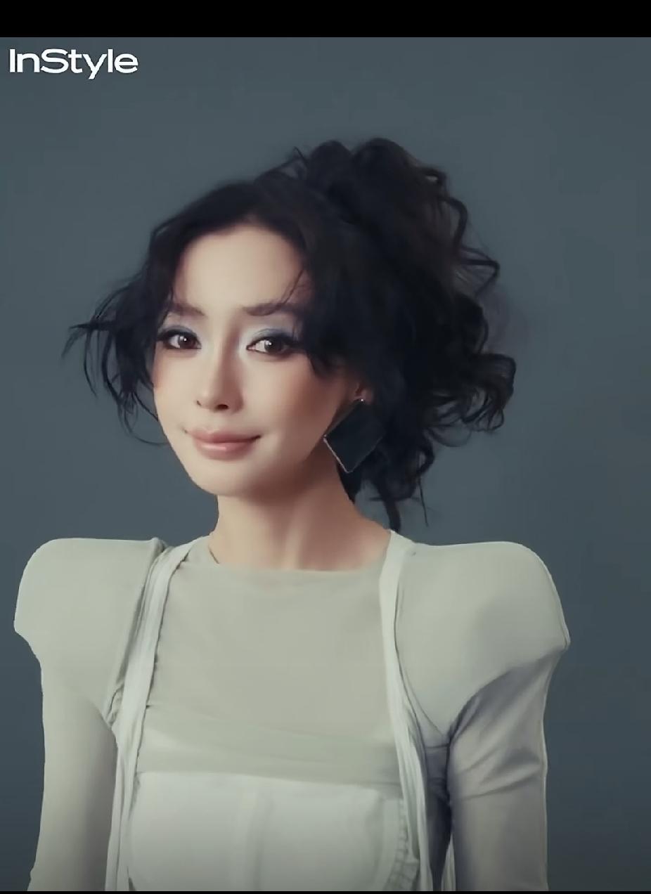 杨颖这新造型差点没认出来，像好几位明星，就是不像自己，这复古黑色羊毛卷配上浓浓的