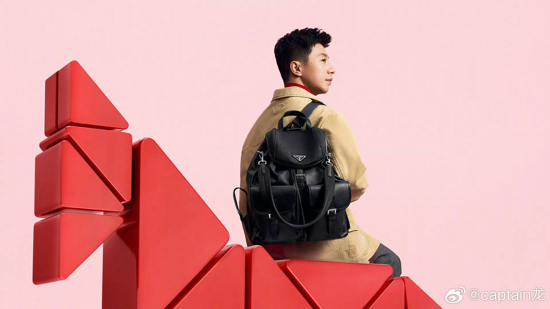 马龙Prada新表达 双圈大满贯得主的时尚硬实力，马龙完美诠释！赛场淬炼的沉稳气