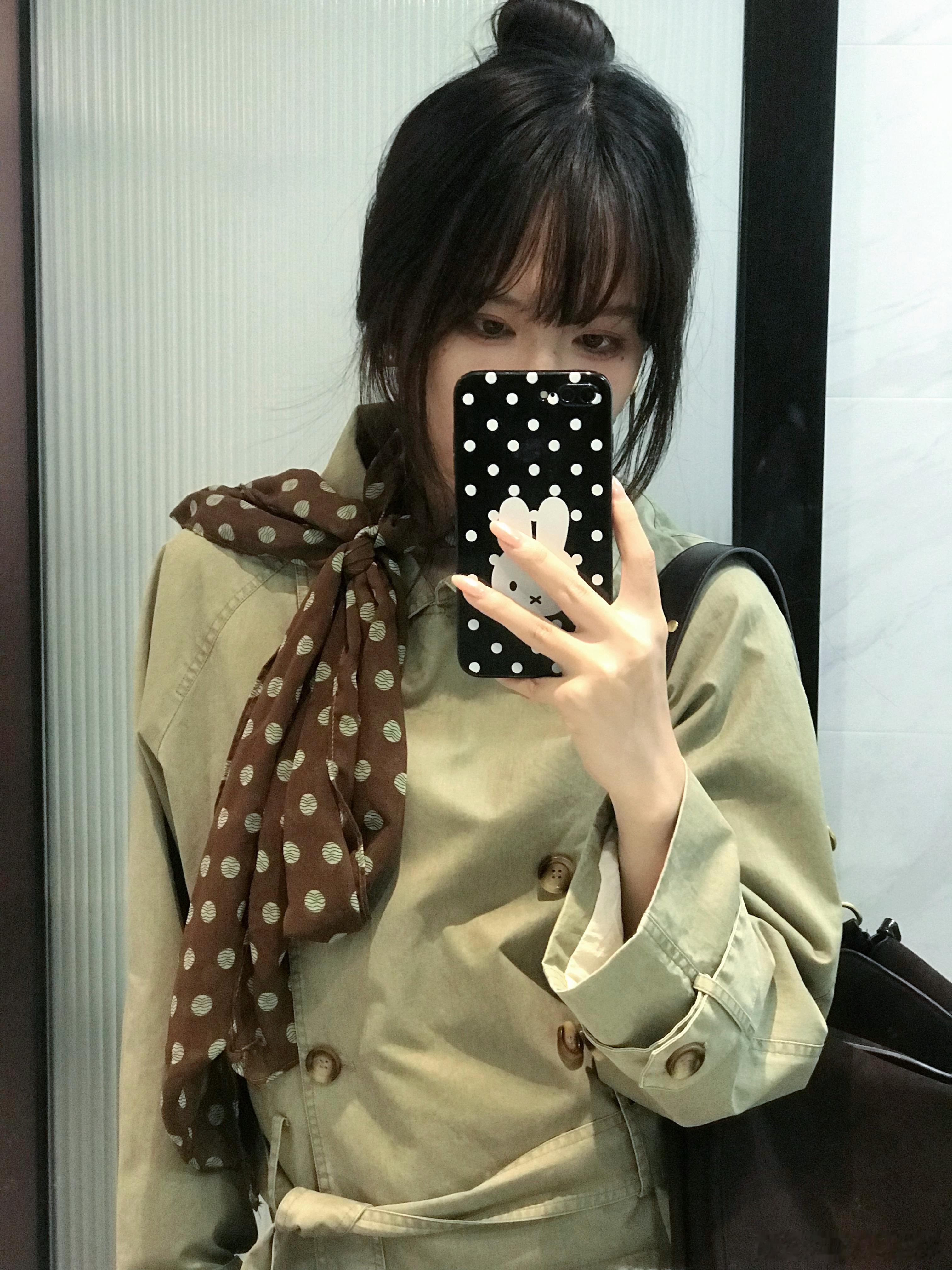 仔那里团的绿色风衣已拍一衣多穿实物颜色非常美丽 很洋气这几套都很爱 大家可以参考
