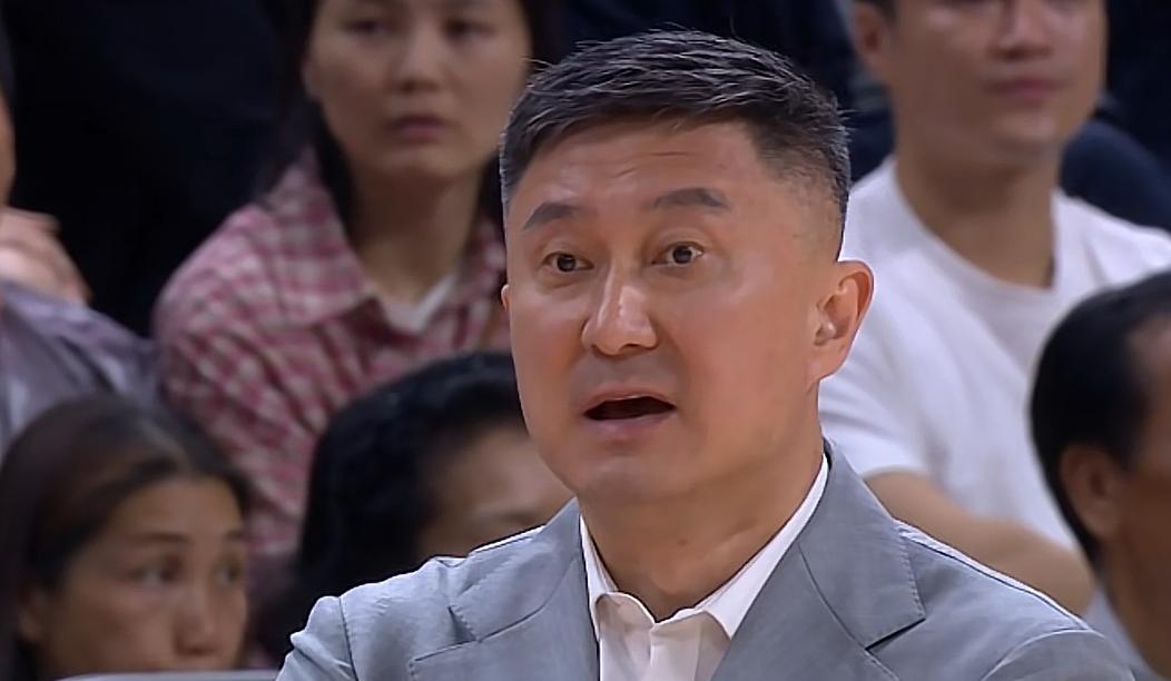 广东男篮本赛季的表现就像坐过山车，刚击败强队又被弱旅逆转，球迷把问题都指向了杜锋