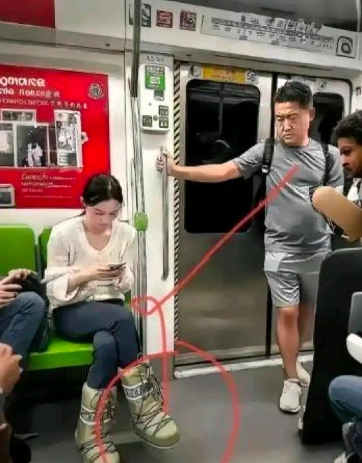 有网友说，这种鞋子其实是黑科技，看起来很热，其实内部有空调系统和通风系统，穿起来
