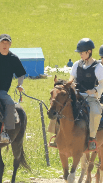 李宇春辛芷蕾骑马神错位以为李宇春辛芷蕾骑一匹马 辛芷蕾李宇春骑马同框也太有电影感