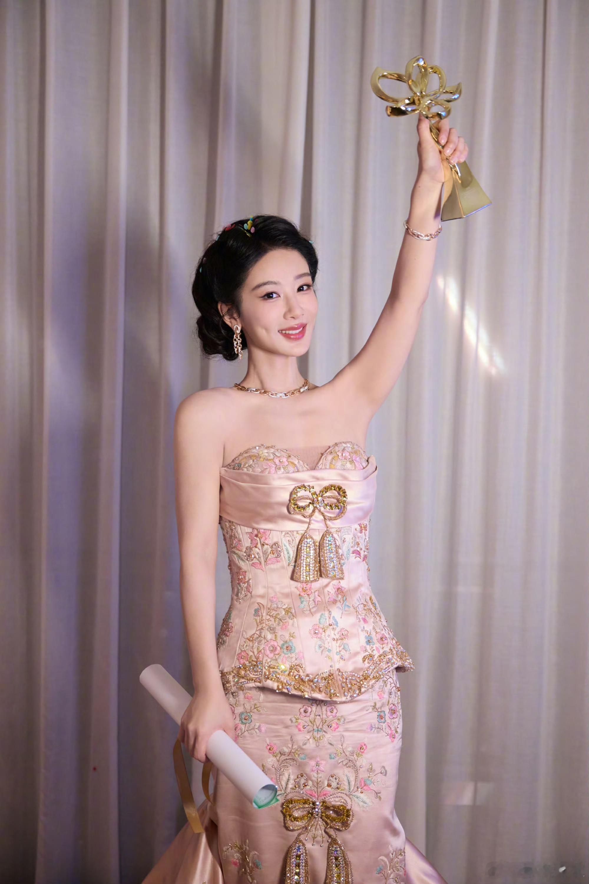 杨紫爸爸回应杨紫改名杨紫现在身份证上名字就是杨紫 日前，获第31届白玉兰最佳女主
