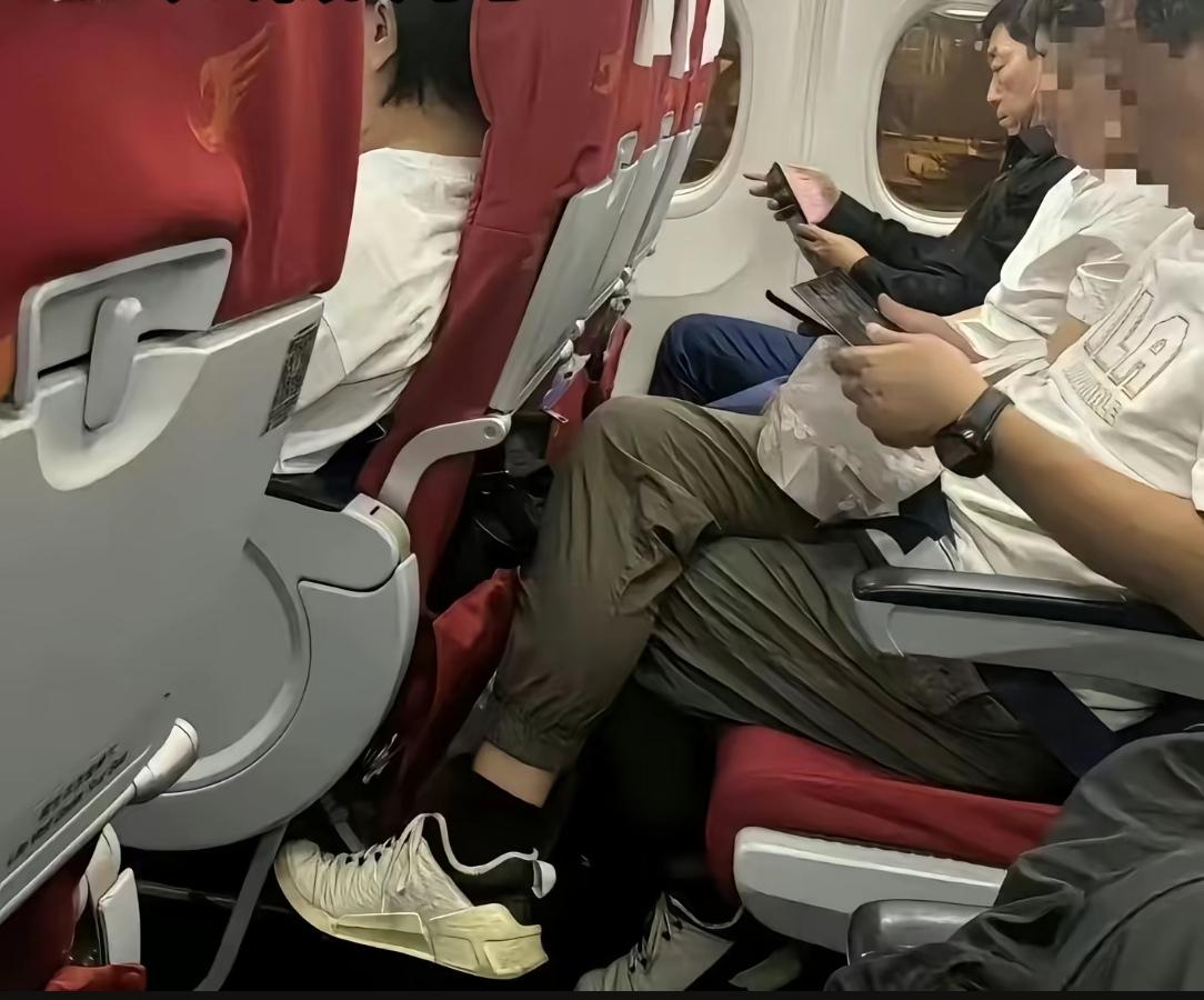 坐飞机经济舱突然发现一张熟悉的面孔，难道说千亿大佬这么低调、这么节俭吗？