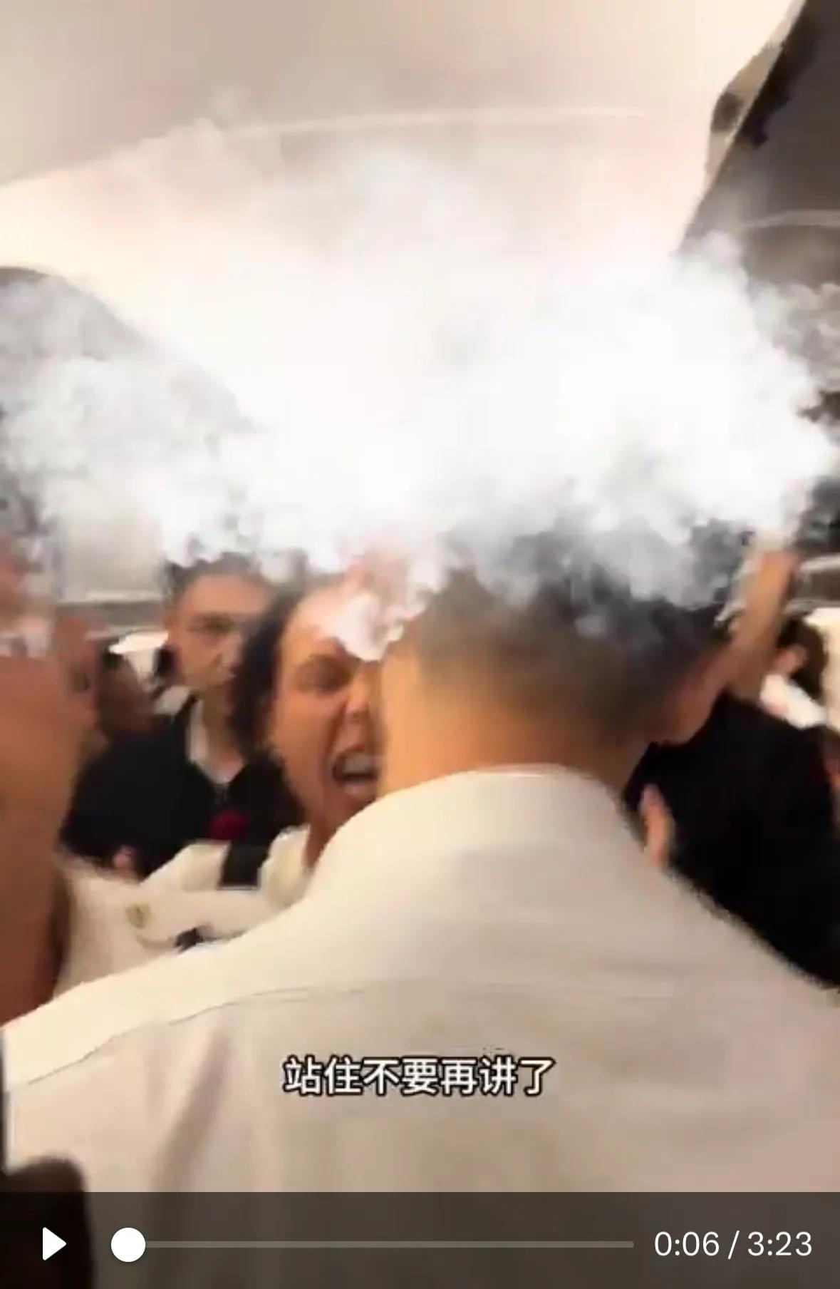网传视频：7月20日，自俄罗斯飞往中国的航班上，一名俄罗斯女子在机舱内用中文大喊