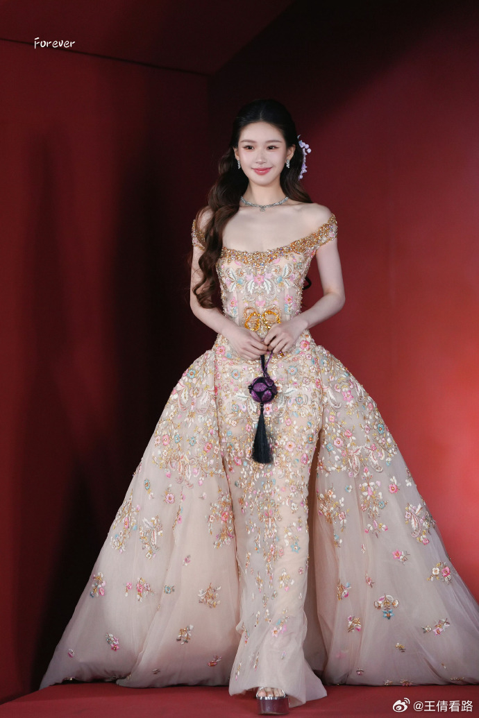 芭莎盛典红毯美神来了 ​ ​​​