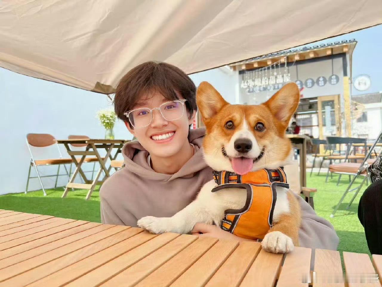 张极好久不见的啵啵谁懂啊！放假回家的张极，肯定第一时间就扑向了好久不见的啵啵🥺