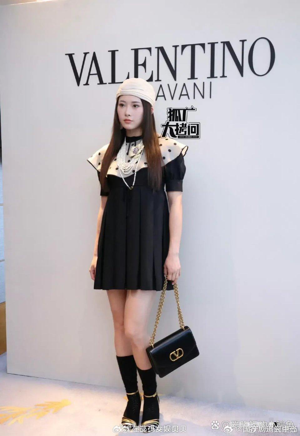 有一说一，吴艳妮还是挺适合华伦天奴的风格的 