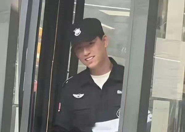 保安都不要大叔了吗？也说不定生意比KTV更好 