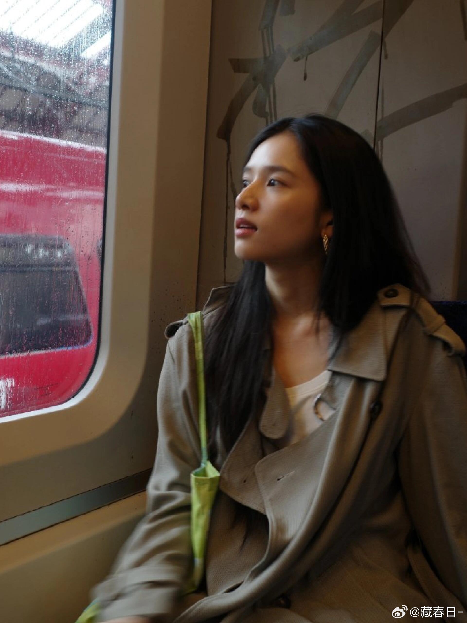 风衣完全是此女的舒适区 