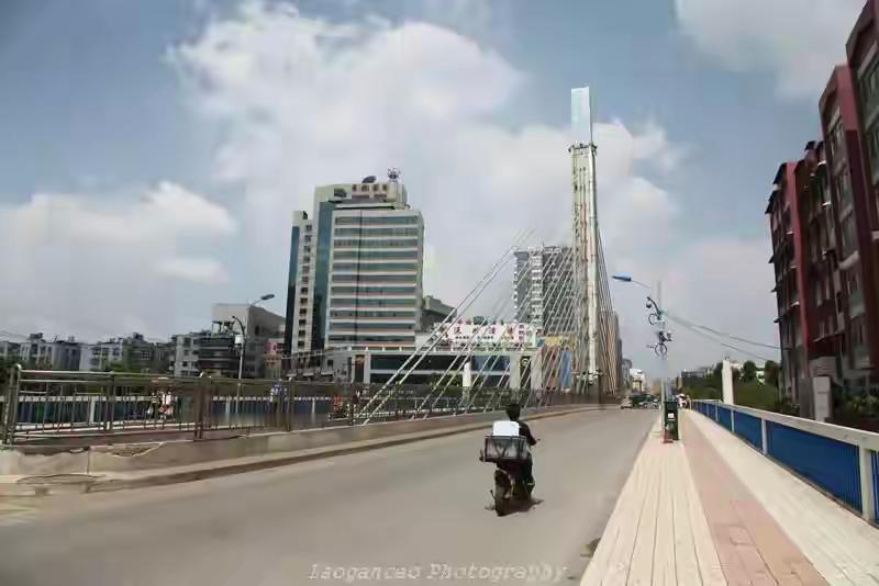 建于1991年的昆明市中心区域单塔索拉桥圆通大桥，是昆明第一大桥，然而这座桥却只