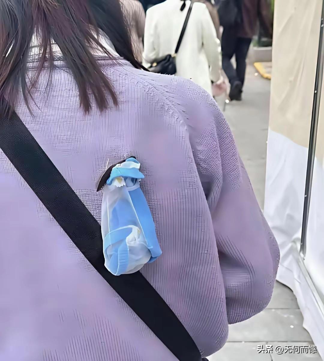不知道这是一种新款的衣服，还是有人恶作剧使的坏，但是在街面上看到这样的情况，真是