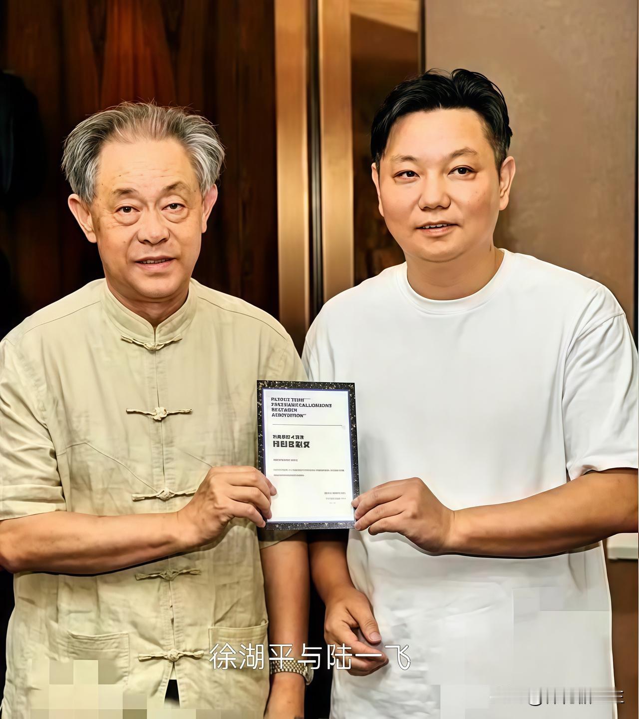 这“父子档”生意做得也太顺手了吧？老爹前脚在文博圈掌权，儿子徐湘江2004年就开