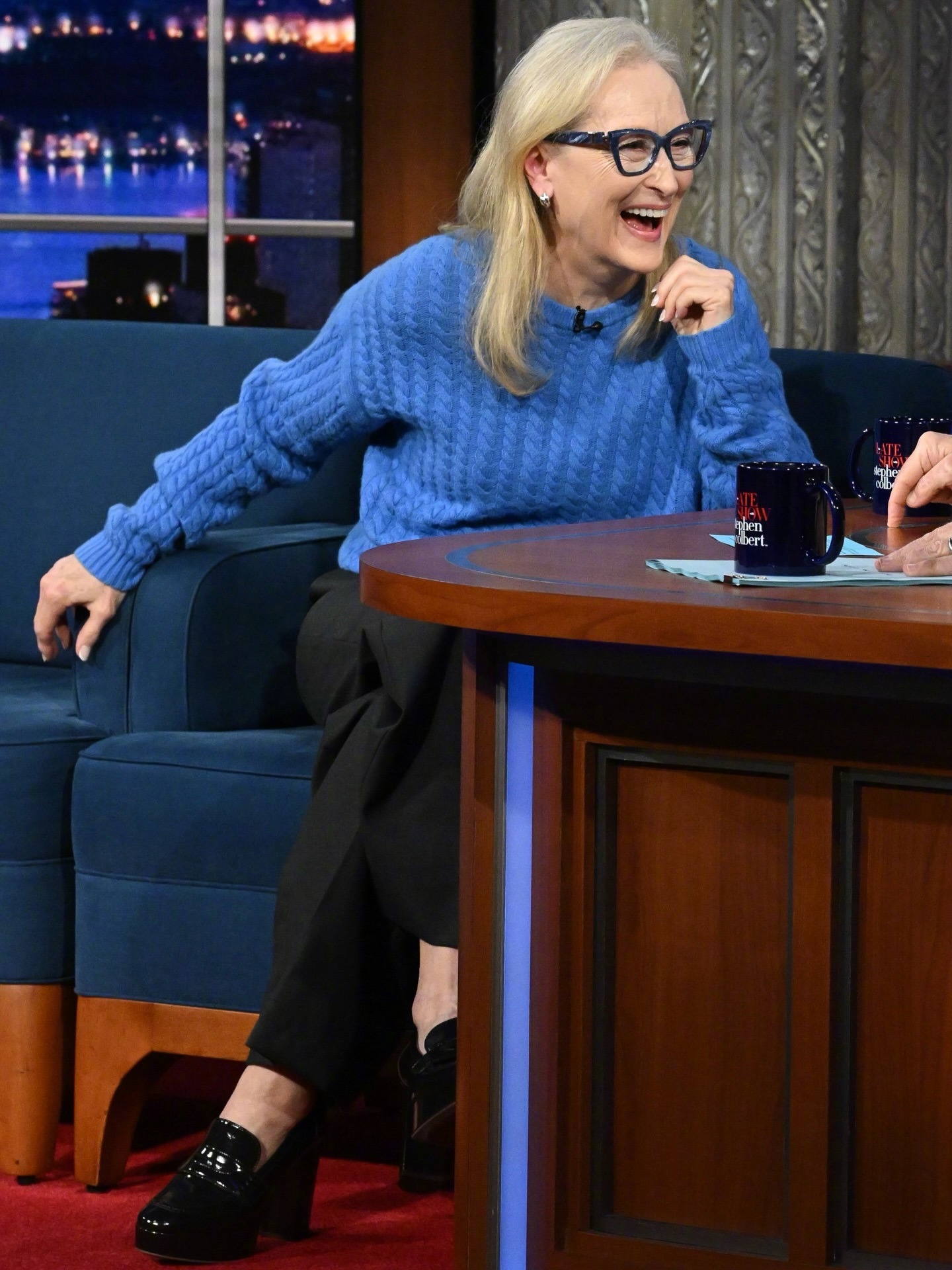 为《穿普拉达的女王2》跑宣传亮相《斯蒂芬·科尔伯特晚间秀》的梅丽尔·斯特里普，穿