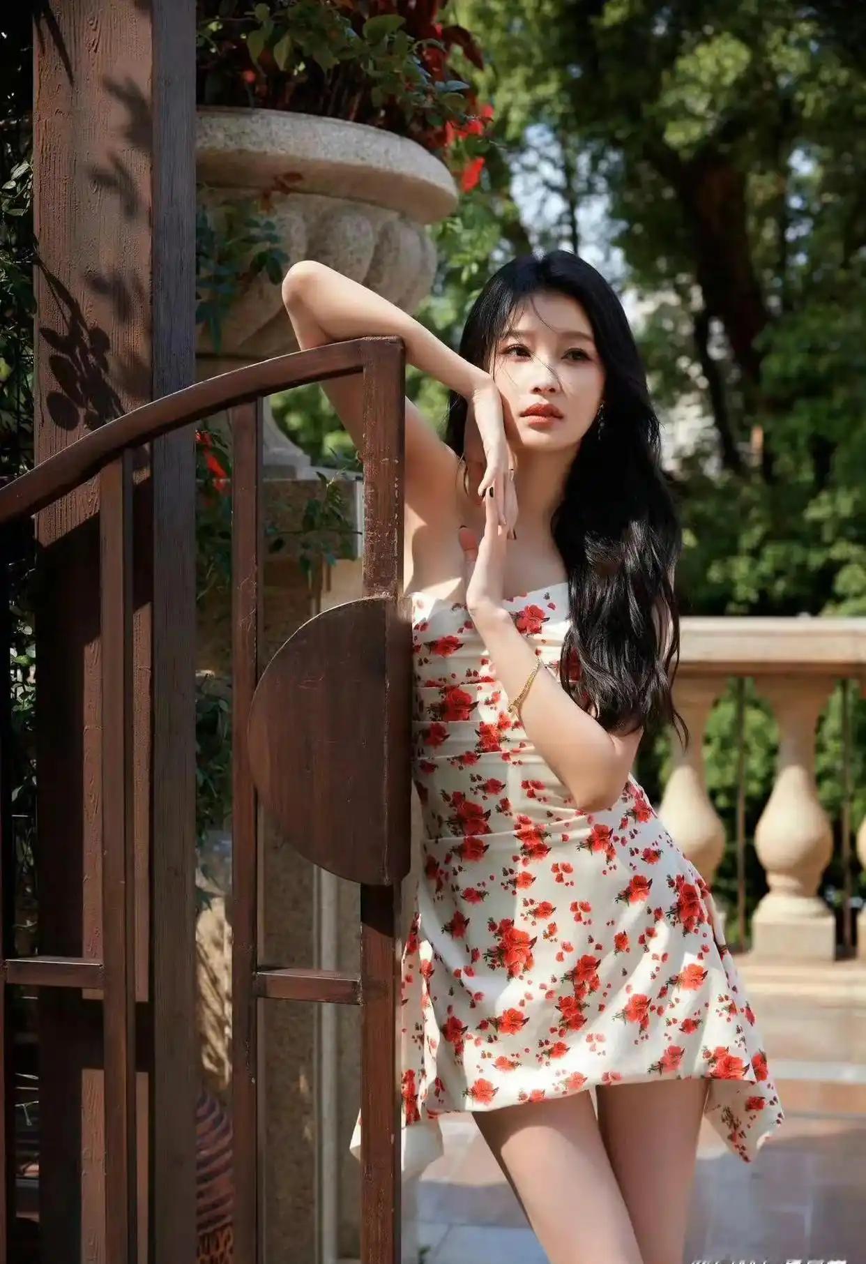 孙怡夏日印花裙造型，少女感 