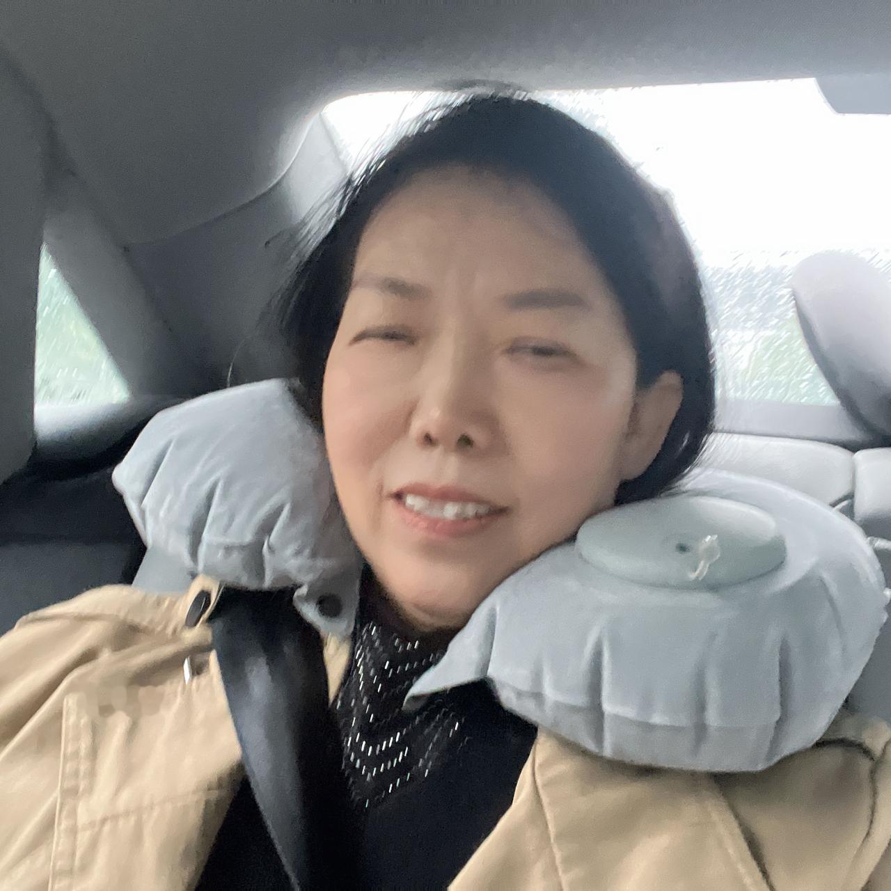 妻子雇私家侦探查丈夫存在违法风险。私家侦探调查常侵犯他人隐私，我国法律保护公民隐