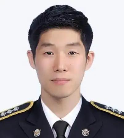 向英雄致敬：为救70多岁中国老人，34岁韩国海警不幸牺牲！
 
一场发生在凌晨滩