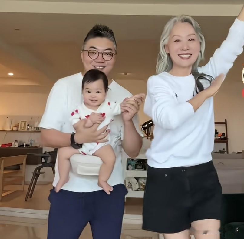 65岁奕姐和儿子孙女一起，网友不知情的问：这 爷爷奶奶看着挺年轻的。
 
这话太
