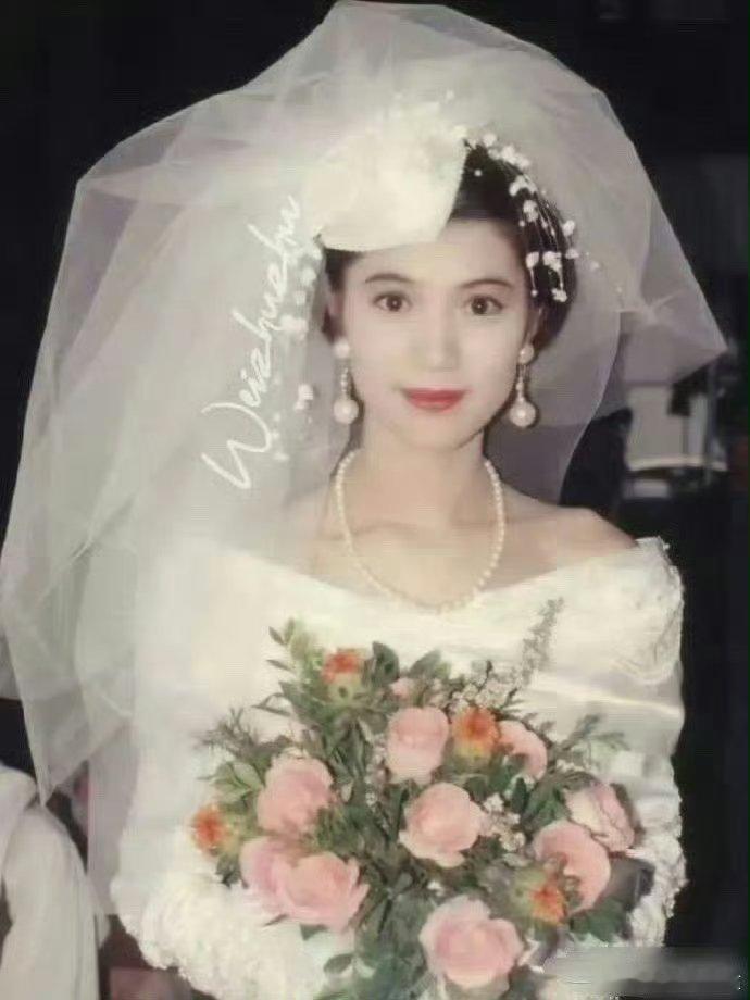 袁咏仪20年前的婚纱照，放到现在看也依旧美得让人心动 ​ ​​​