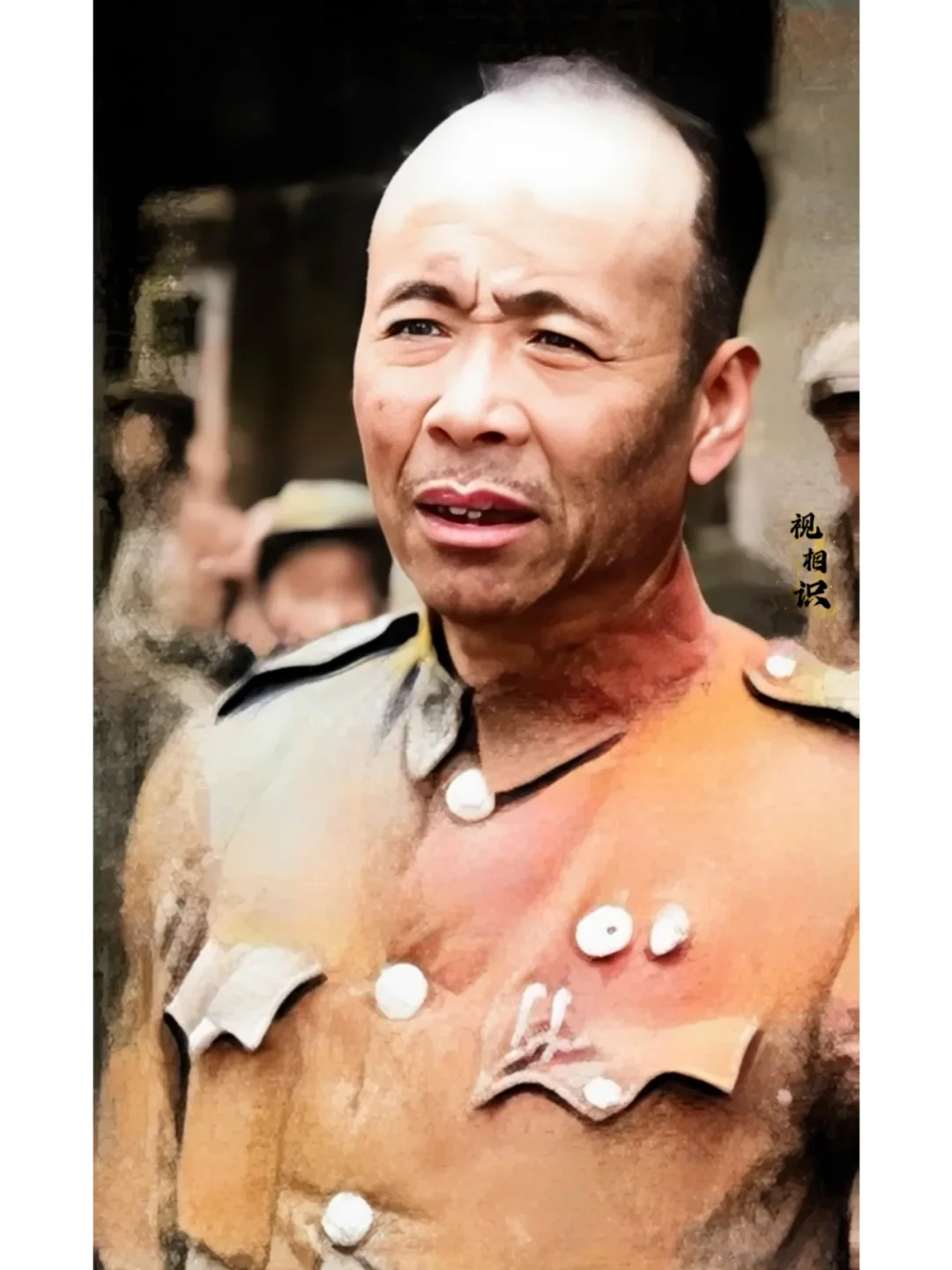 1949年，广西博白，国军中将张淦被俘虏后的场景，画面中他胡子拉碴，满脸愁容，显...