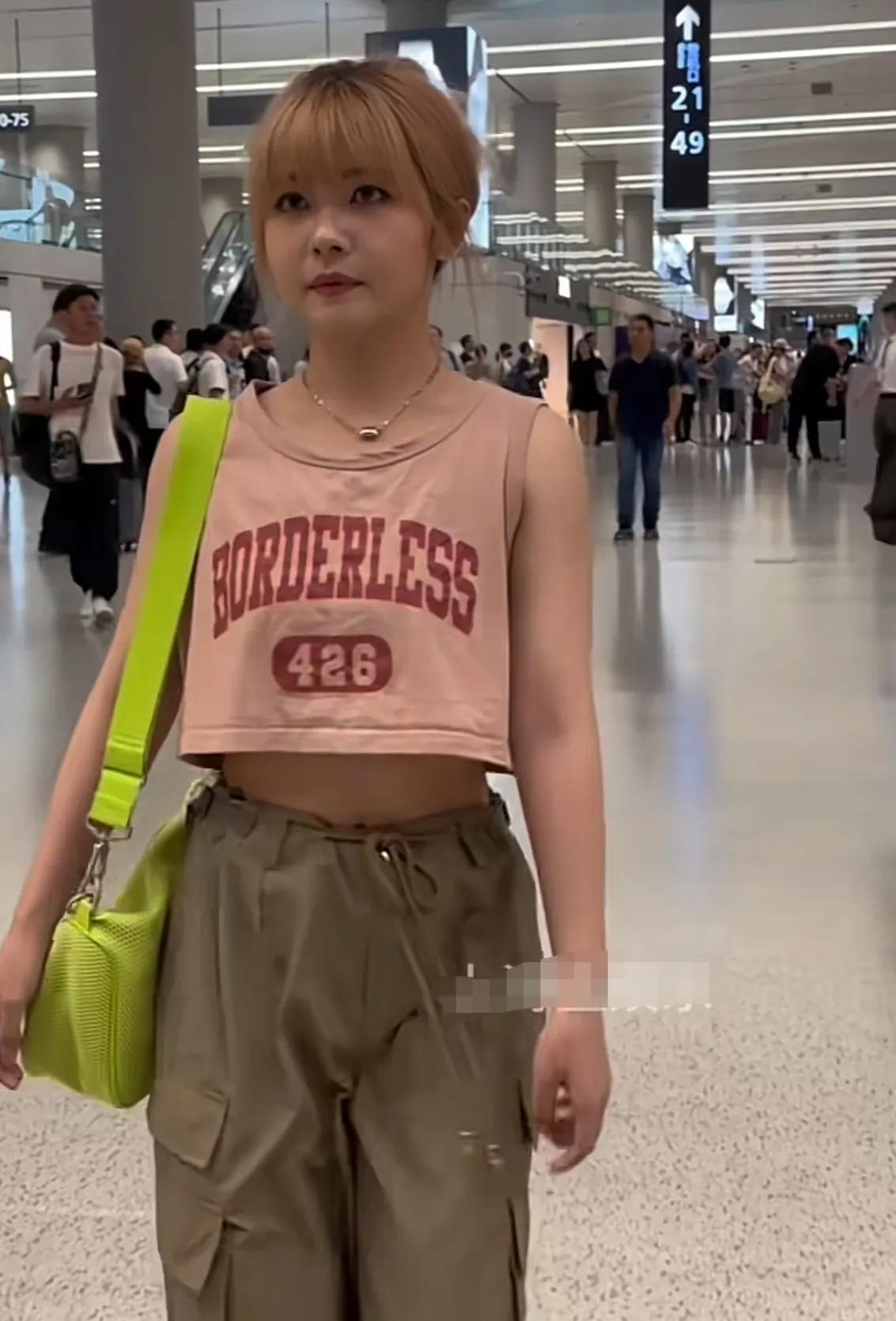 上海机场偶遇女明星赖美云，本人也太普通了！身高最多一米五，长相也变得不一样了，可