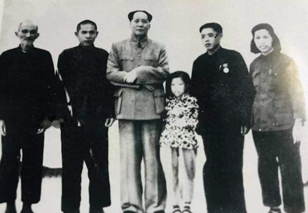毛泽建的养女到北京看望毛主席，主席见面时却询问养女是否带了东西给他？
1951年