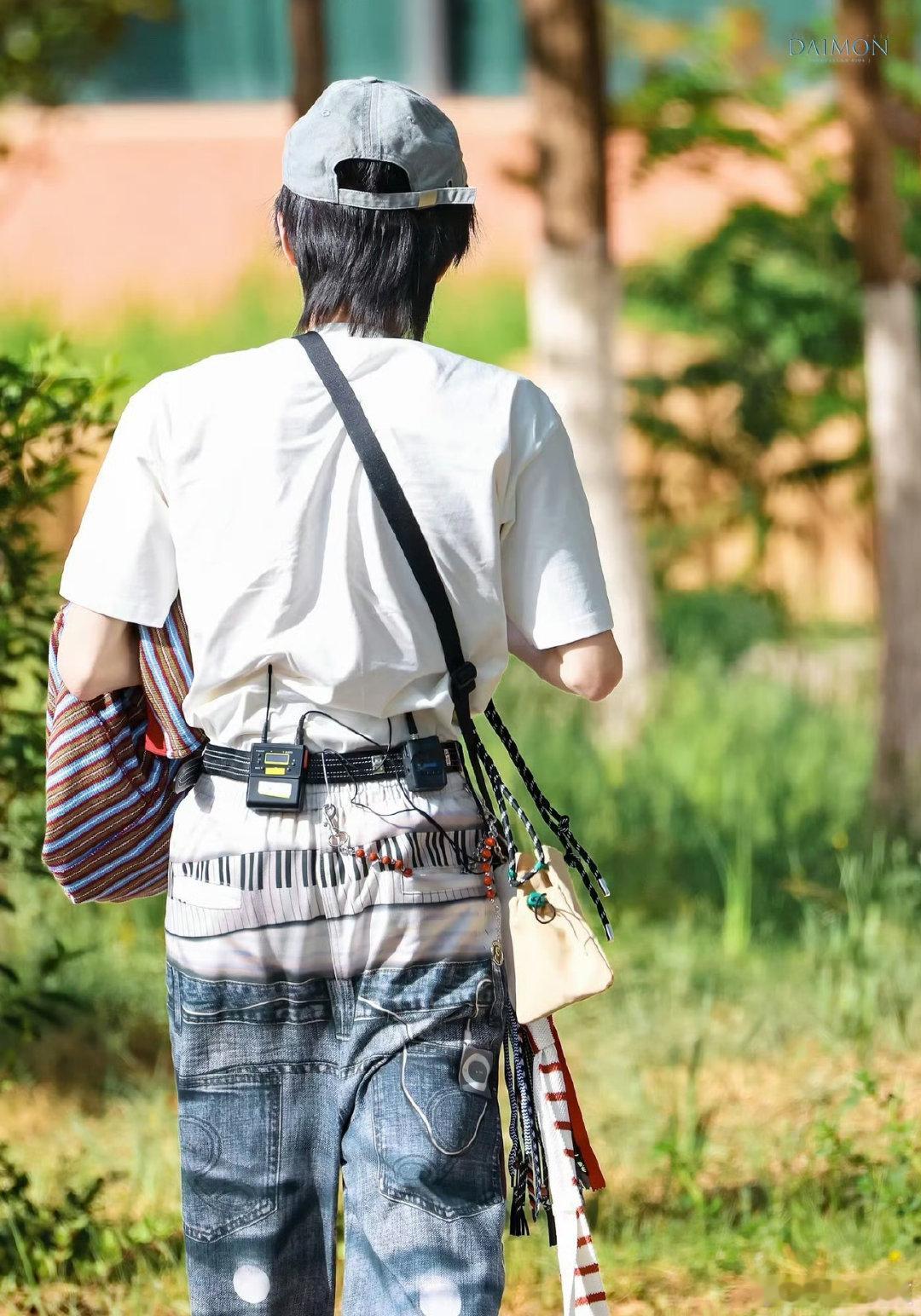 宋亚轩裤子还可以弹钢琴 印花设计好巧妙，钢琴元素融入裤子，配上帽子斜挎包，西海岸