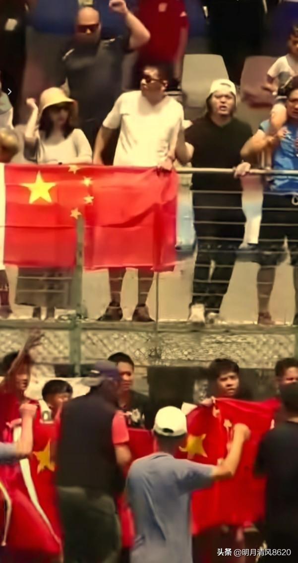 意大利飘起中国红

6月2日，在欧洲举行的意大利杯国际青少年足球邀请赛中，中国少