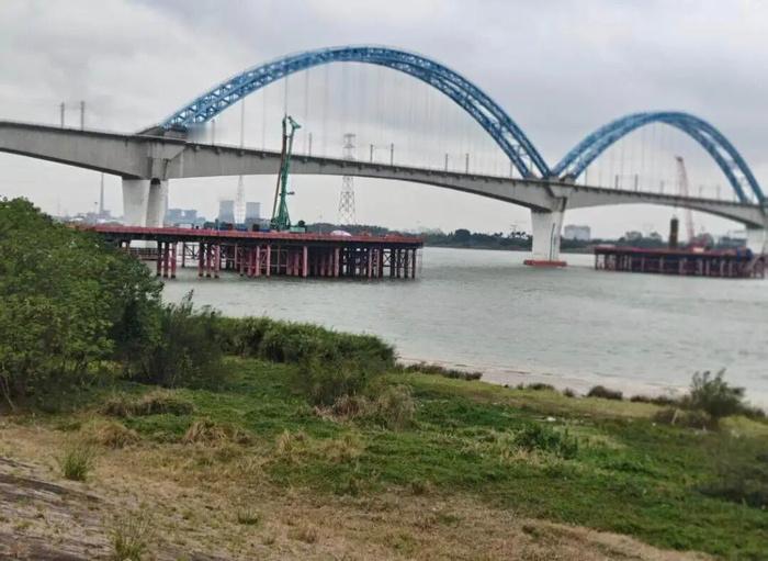 一家五口驾车误入施工通道遇难 太痛心了！一家五口出游竟踏上不归路。施工区域毫无阻